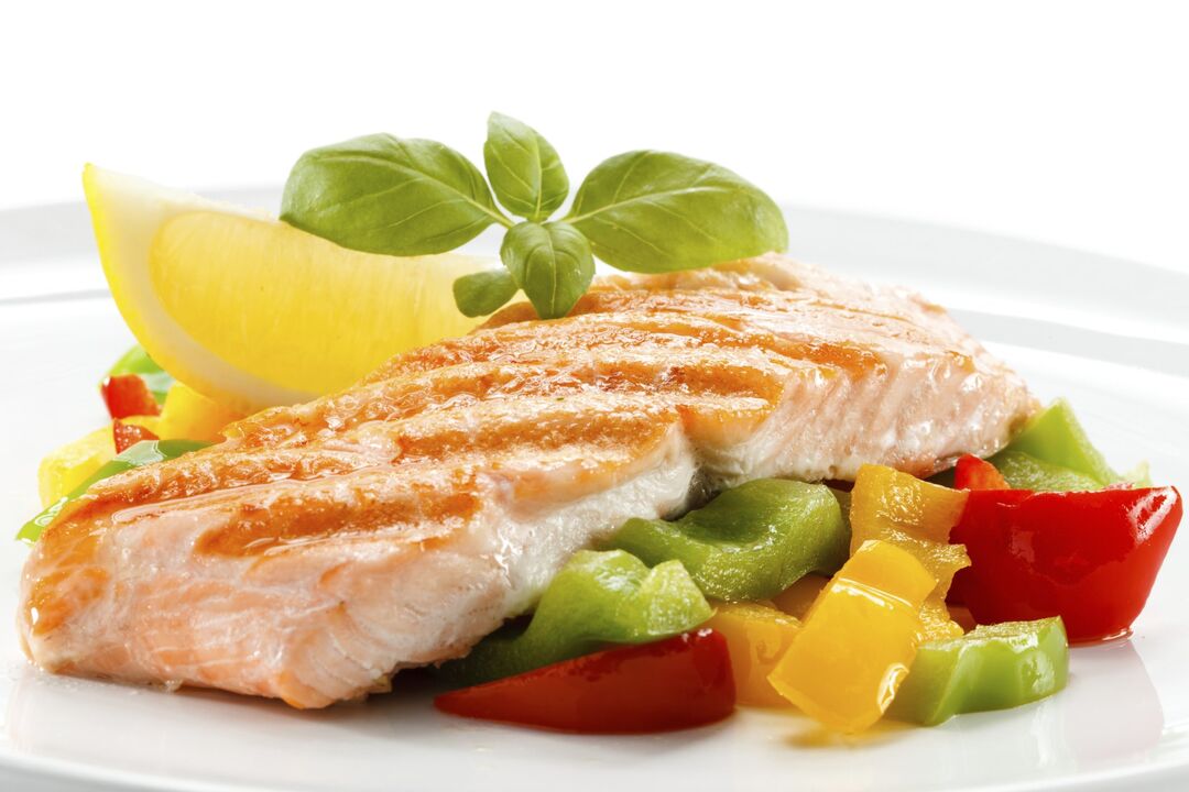 Garuose arba ant grotelių kepta žuvis laikantis daug baltymų turinčios dietos
